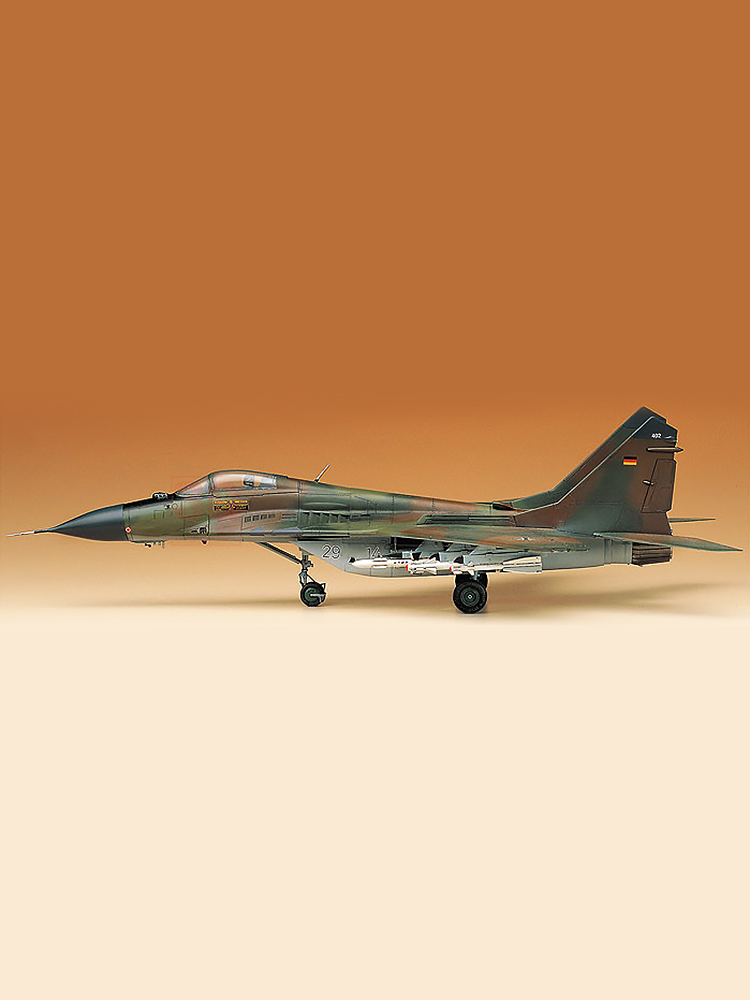 フルクラム戦闘機モデルキット、アカデミーアセンブリ、MiG- - Model Kit Academy のレビューと価格