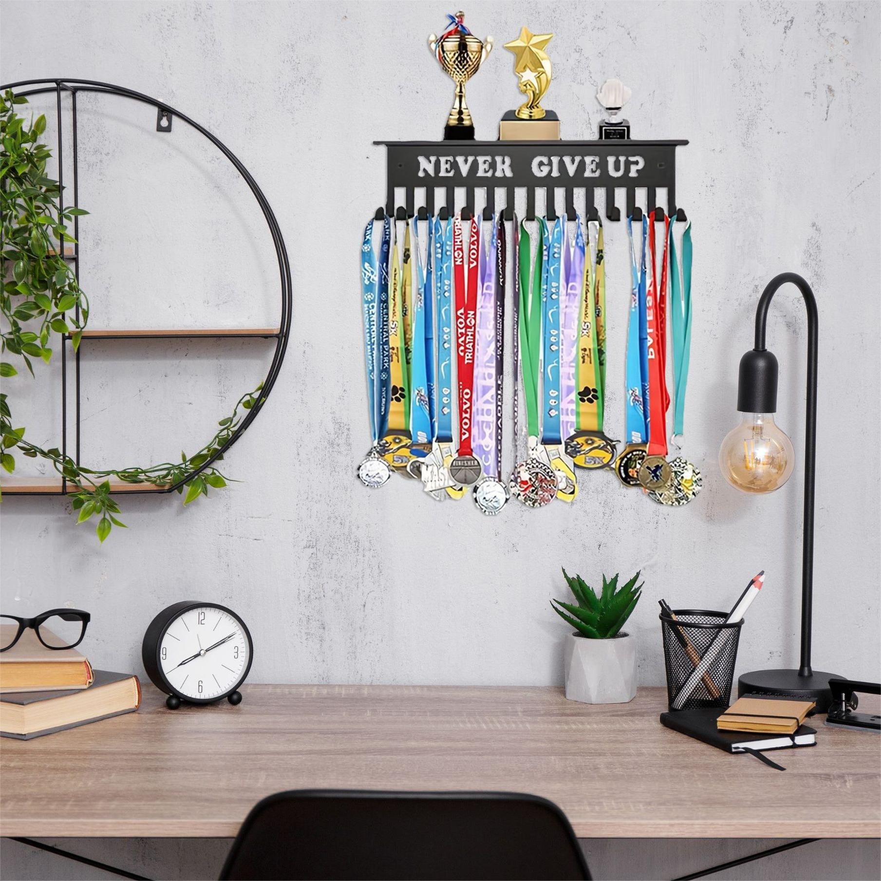 スポーツフットボールメダルディスプレイメタルラック、ランナー - Model Kit Runner Organizer のレビューと価格